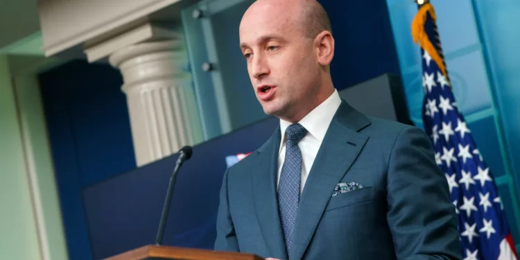 Casa Branca admite suspender direito de recurso de imigrantes deportados