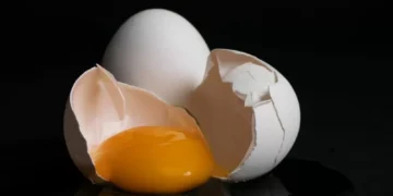 Mãe é obrigada a pagar cerca de R$ 9.500 à filha por quebrar ovo em sua cabeça 