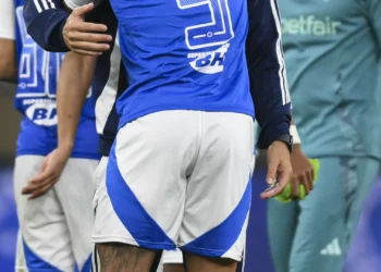 Leonardo Jardim vence com golo de Gabigol mas não foge à eliminação