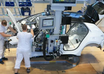 Trabalhadores do setor automóvel exigem mais salário e redução horária