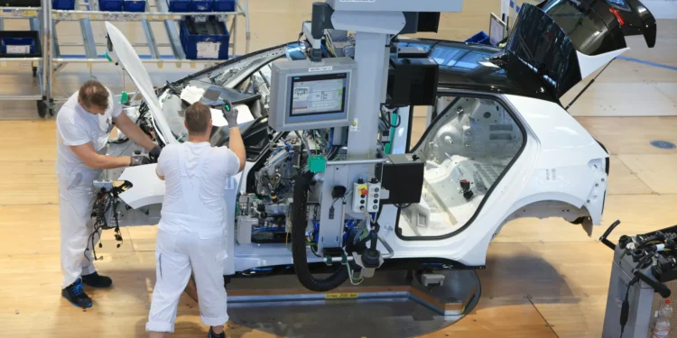 Trabalhadores do setor automóvel exigem mais salário e redução horária