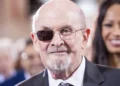 Salman Rushdie “satisfeito” com sentença de 25 anos de prisão do seu agressor