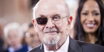 Salman Rushdie “satisfeito” com sentença de 25 anos de prisão do seu agressor