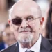 Salman Rushdie “satisfeito” com sentença de 25 anos de prisão do seu agressor