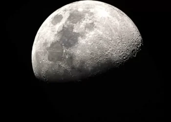 Rússia e China assinam acordo para construir central nuclear na Lua