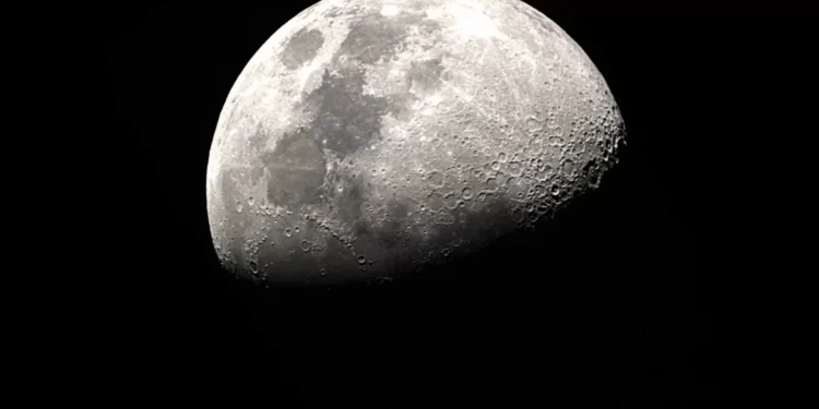 Rússia e China assinam acordo para construir central nuclear na Lua