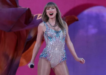 Taylor Swift “chora de alegria” depois de recuperar direitos dos primeiros discos