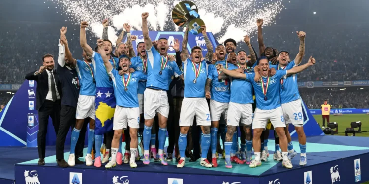 Conte faz história na Serie A no quarto título de campeão do Napoli
