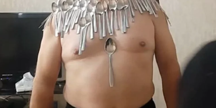 Iraniano bate recorde do Guinness com 96 colheres ‘coladas’ ao corpo
