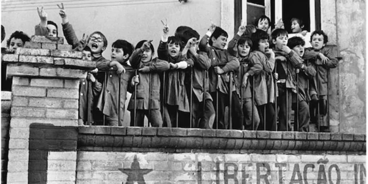 Exposição mostra fotografias de Sebastião Salgado da época do 25 de Abril