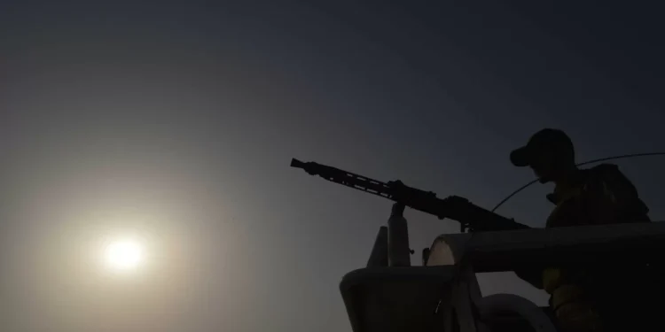 Paquistão encerra espaço aéreo após ataques a “instalações militares”