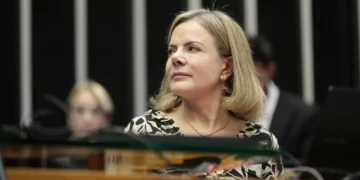 Gleisi apresenta queixa-crime contra deputado do PL por injúria e difamação