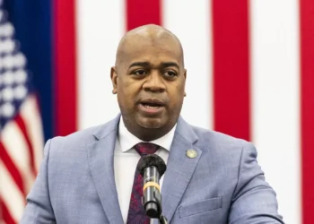 Presidente da câmara de Newark detido durante inspeção surpresa em centro de detenção nos EUA