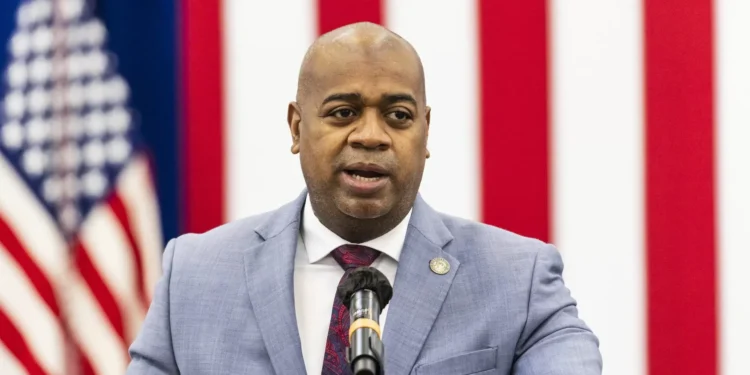 Presidente da câmara de Newark detido durante inspeção surpresa em centro de detenção nos EUA