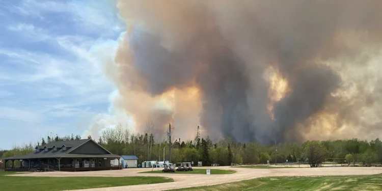 Incêndios no Canadá fazem 2 mortos e obrigam a retirar 1.000 pessoas
