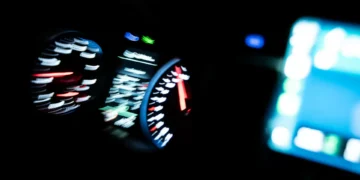 Professor explica por que não compensa andar a 140 km/h (além da multa)