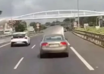 Insólito: Condutor em Tenerife anda de capot aberto