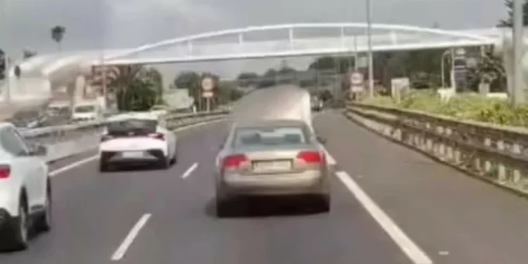 Insólito: Condutor em Tenerife anda de capot aberto