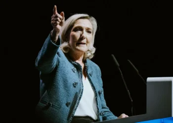 Le Pen acusa Macron de estar a “preparar-se para a guerra” na Ucrânia