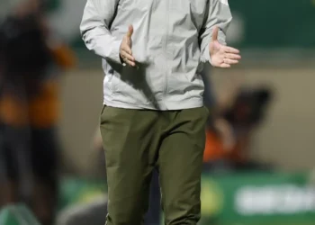 Abel Ferreira expulso na vitória arrancada a ferros do Palmeiras