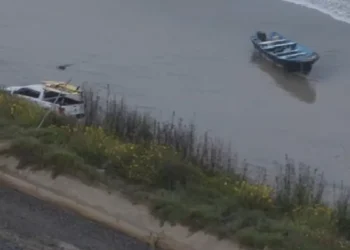 Barco vira na Califórnia e deixa três mortos e nove desaparecidos