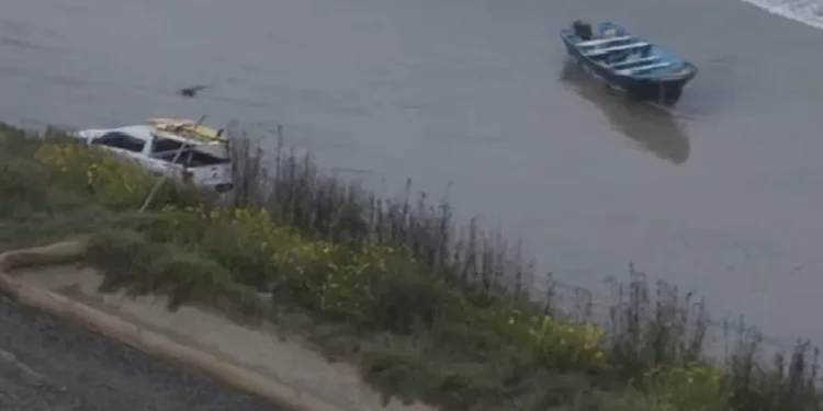 Barco vira na Califórnia e deixa três mortos e nove desaparecidos