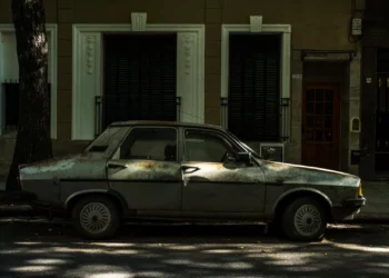 Sabe o que pode (e deve) fazer se vislumbrar carros abandonados na rua?