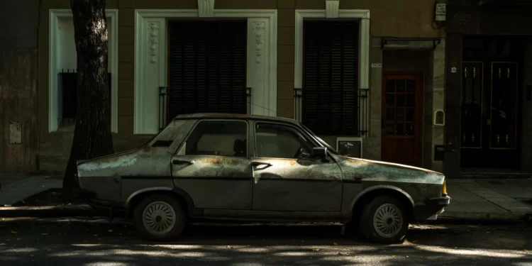 Sabe o que pode (e deve) fazer se vislumbrar carros abandonados na rua?