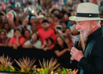 Lula se diz vítima de “canalhice” e promete viagens para “fazer política”