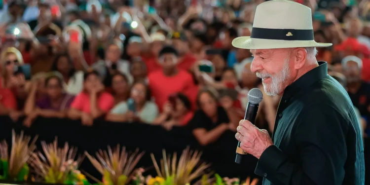 Lula se diz vítima de “canalhice” e promete viagens para “fazer política”