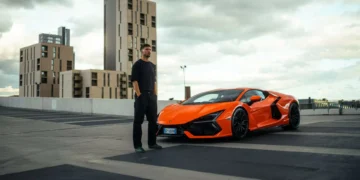 Rúben Dias anuncia parceria com Lamborghini ao volante… de um Revuelto