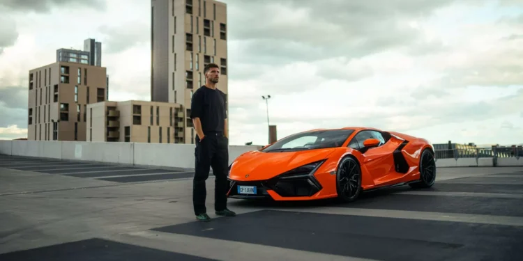 Rúben Dias anuncia parceria com Lamborghini ao volante… de um Revuelto