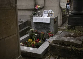 Encontrado busto de Jim Morrison roubado há 37 anos de famoso cemitério de Paris
