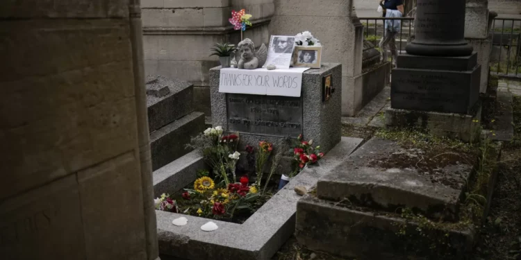 Encontrado busto de Jim Morrison roubado há 37 anos de famoso cemitério de Paris