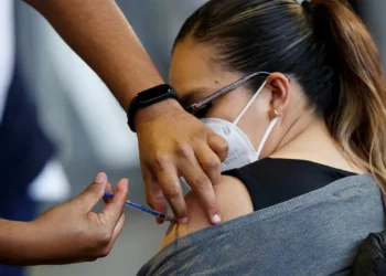 EUA limita acesso às vacinas covid-19 a maiores de 65 anos e pessoas em risco