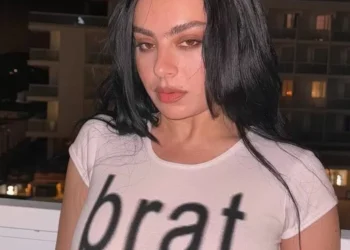 Charli xcx rebate críticas sobre usar autotune: “A melhor arte confronta”