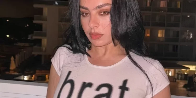 Charli xcx rebate críticas sobre usar autotune: “A melhor arte confronta”