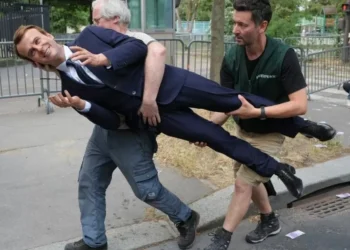 Estátua de Macron roubada por militantes do Greenpeace é devolvida ao museu de Paris