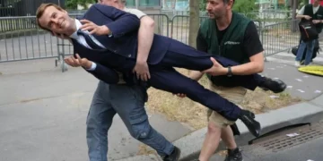 Estátua de Macron roubada por militantes do Greenpeace é devolvida ao museu de Paris