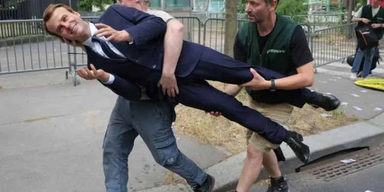Estátua de Macron roubada por militantes do Greenpeace é devolvida ao museu de Paris