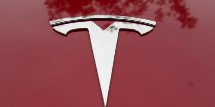 Tesla acusada de enganar clientes em França. Multas podem ser pesadas