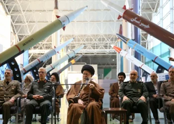 Líder do Irão rejeita rendição do regime pedida por Donald Trump