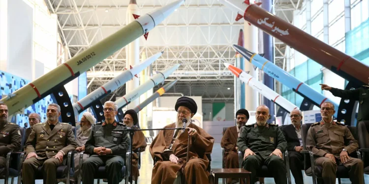 Líder do Irão rejeita rendição do regime pedida por Donald Trump