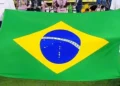 Gafe em bandeira do Brasil na estreia de Ancelotti viraliza; veja fotos