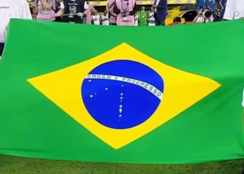 Gafe em bandeira do Brasil na estreia de Ancelotti viraliza; veja fotos