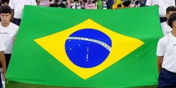 Gafe em bandeira do Brasil na estreia de Ancelotti viraliza; veja fotos