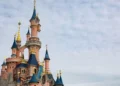 França pede prisão preventiva de britânico que encenou casamento com criança de 9 anos na Disney