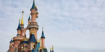 França pede prisão preventiva de britânico que encenou casamento com criança de 9 anos na Disney