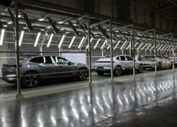 Presidente da Geely alarmado com “sobrecapacidade” da indústria automóvel