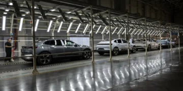 Presidente da Geely alarmado com “sobrecapacidade” da indústria automóvel